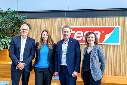 Von links nach rechts: Dr. Jörg Diesfeld (Finanzvorstand tesa), Dr. Ingrid Sebald (Vorständin Technologie tesa), Daniel Günther (Ministerpräsident Schleswig-Holstein) und Dr. Friederike Kettling (Lab Manager Business Development tesa) im tesa Headquarter in Norderstedt.
