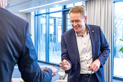 Klebeband im Praxistest: Ministerpräsident Daniel Günther überzeugt sich beim sogenannten “Tauziehen” von der Klebkraft.