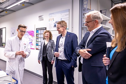 Während seines Besuchs erhielt Ministerpräsident Daniel Günther in der Analytik Einblicke in die Funktionsweise von Klebebändern.