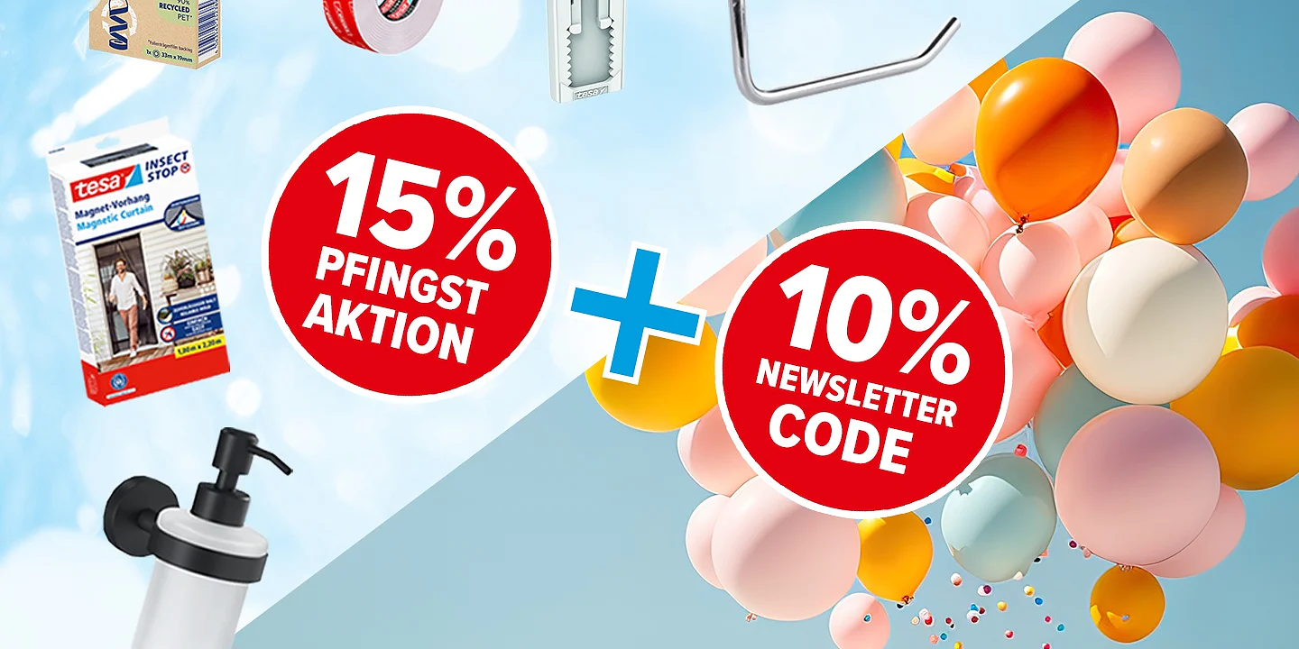 Eine Sammlung von Haushaltsgegenständen, darunter Klebefolie, Tesa-Klebeband, Haken, ein Seifenspender und ein Toilettenpapierhalter, mit roten Etiketten, auf denen ein 15%-Pfingstrabatt und ein 10%-Newslettercode stehen, darüber bunte Luftballons in einer Schachtel. (This text has been generated by AI)