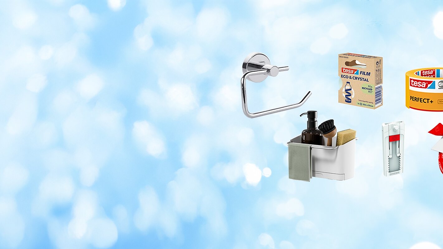 Vor einem hellblauen Hintergrund mit Bokeh-Effekt wird eine Gruppe von Haushaltsprodukten präsentiert, darunter ein Toilettenpapierhalter, ein Seifenspender-Set, Klebehaken, Tesa-Klebebandrollen und eine Nachfüllpackung. (This text has been generated by AI)