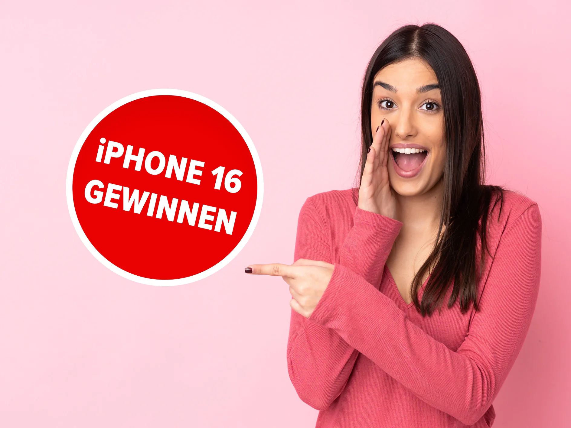 Eine Frau in einem rosafarbenen Oberteil lächelt und zeigt auf ein rotes Schild mit weißer Schrift, auf dem iPHONE 16 GEWINNEN vor einem rosafarbenen Hintergrund steht, mit Tesafilm in der Szene. (This text has been generated by AI)