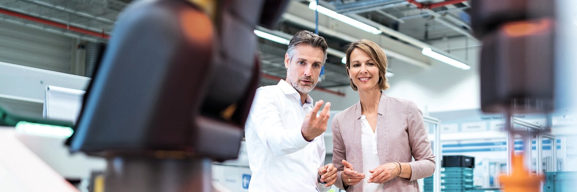 menschen-ingenieure-roboter-industrielle-produktion