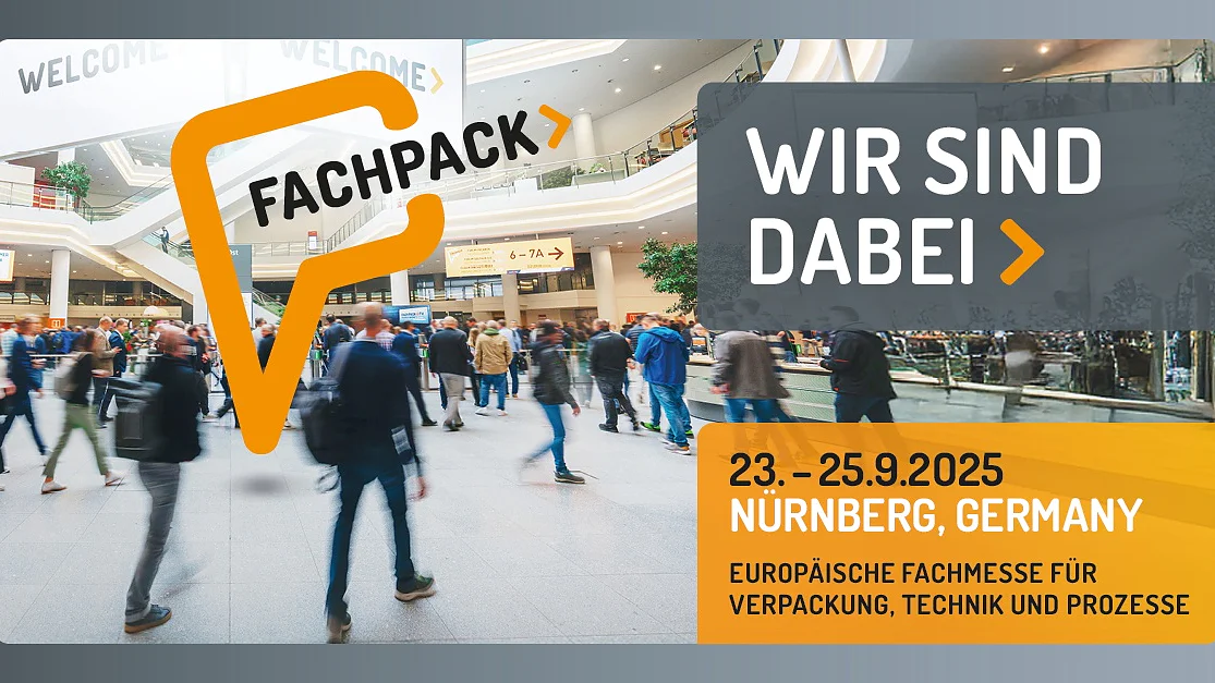 tesa_Fachpack_2025_DE Menschen laufen durch ein belebtes, modernes überdachtes Kongresszentrum. Auf großen Bannern steht "Fachpack" und "Wir sind dabei". An mehreren Stellen ist tesa-Band deutlich sichtbar im Einsatz. Am unteren Rand sind Veranstaltungsdaten, -ort und -details in deutscher Sprache aufgeführt. (This text has been generated by AI)