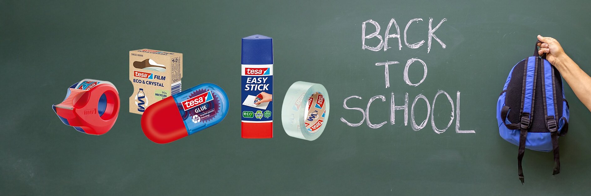 Eine Reihe von Schreibwaren, darunter tesa Klebebandabroller, Klebestifte und tesa Korrekturband, steht vor einer BACK TO SCHOOL Kreidetafel. Eine Hand hält einen blau-schwarzen Rucksack auf der rechten Seite. (This text has been generated by AI)