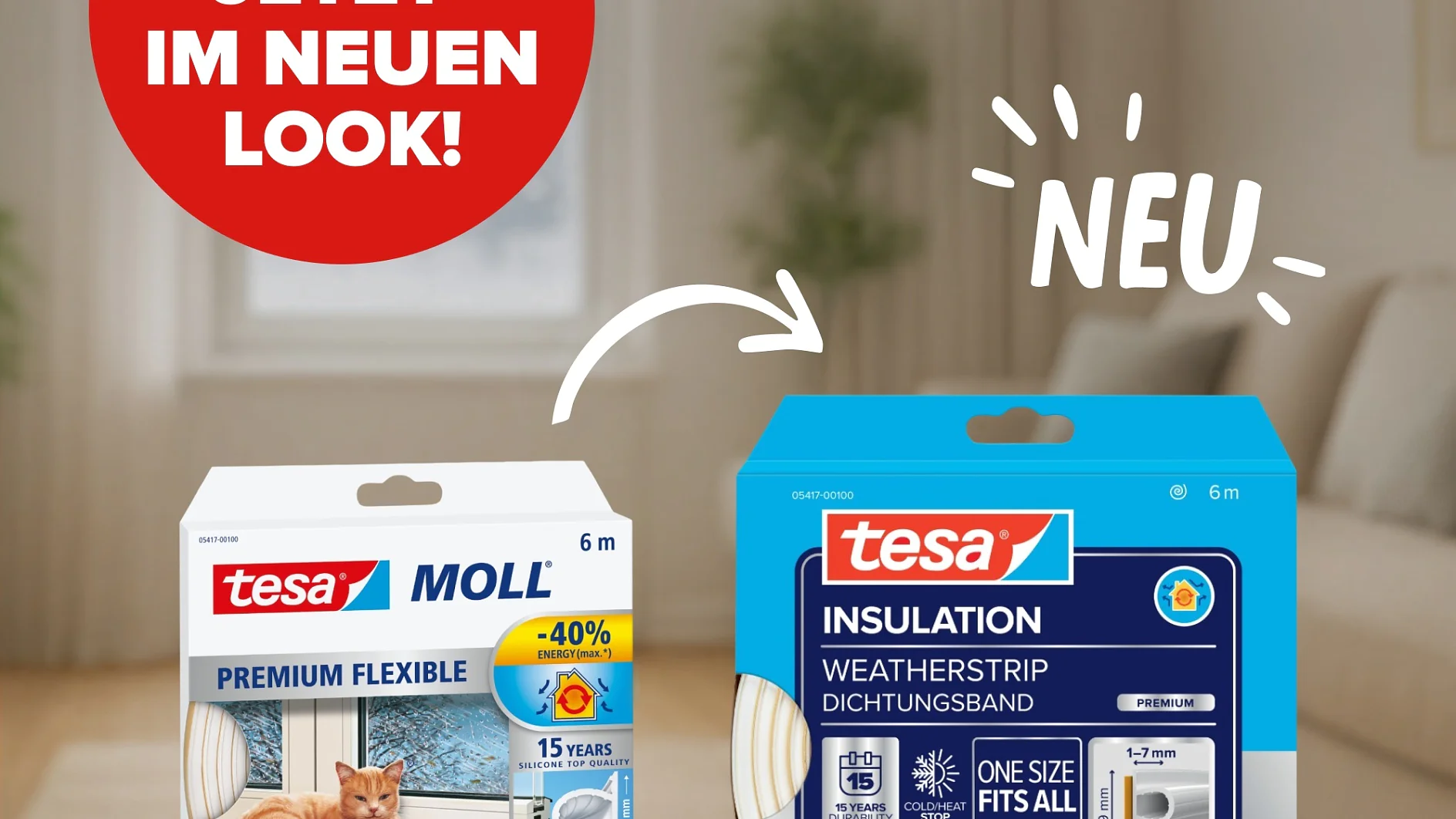 Zwei Schachteln tesa Dichtungsband auf einem Tisch: altes Design mit Katze und rotem, neues mit blauem Fenster, Pfeil zeigt auf neues. (This text has been generated by AI)