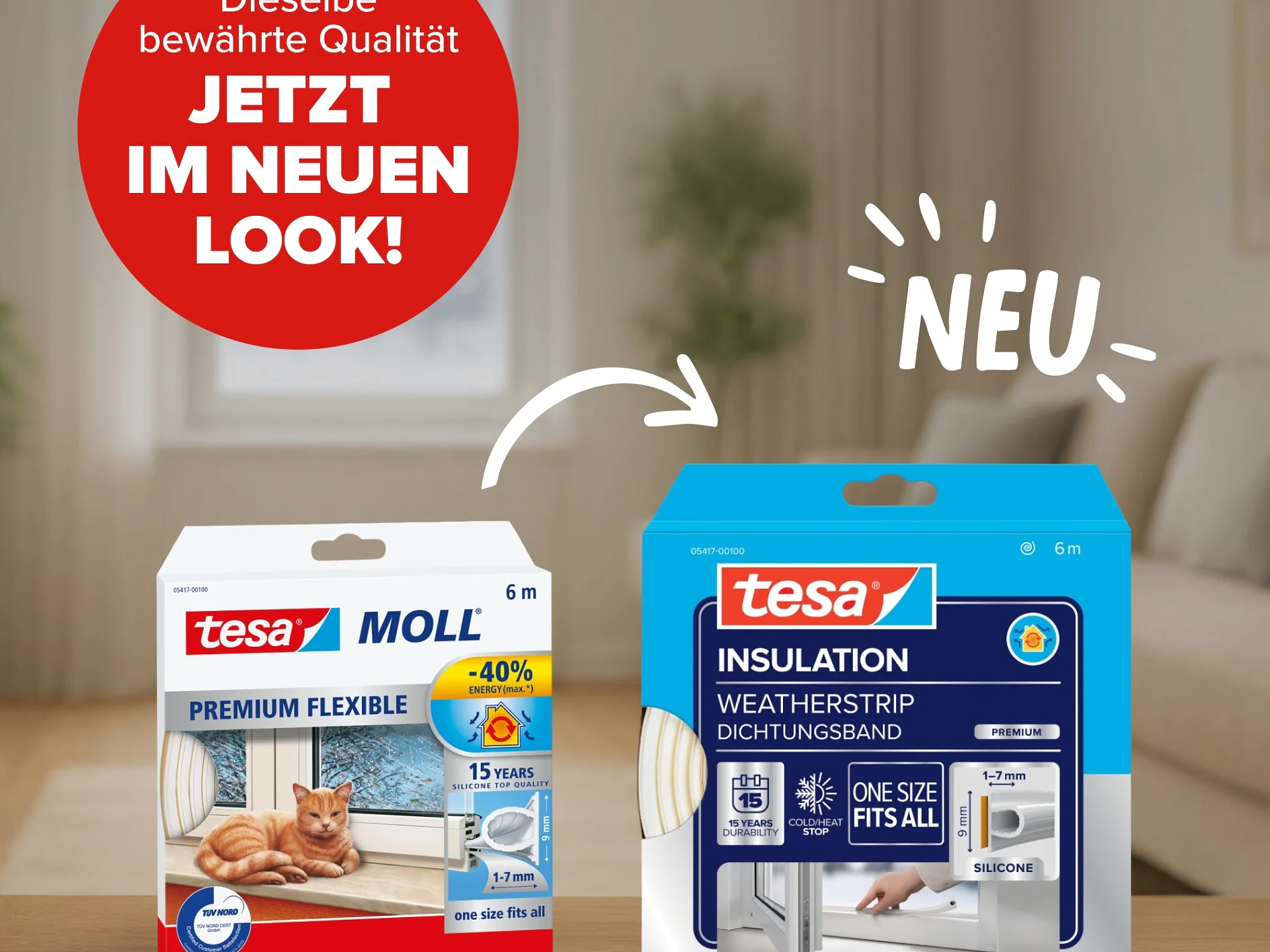 Zwei Schachteln tesa Dichtungsband auf einem Tisch: altes Design mit Katze und rotem, neues mit blauem Fenster, Pfeil zeigt auf neues. (This text has been generated by AI)