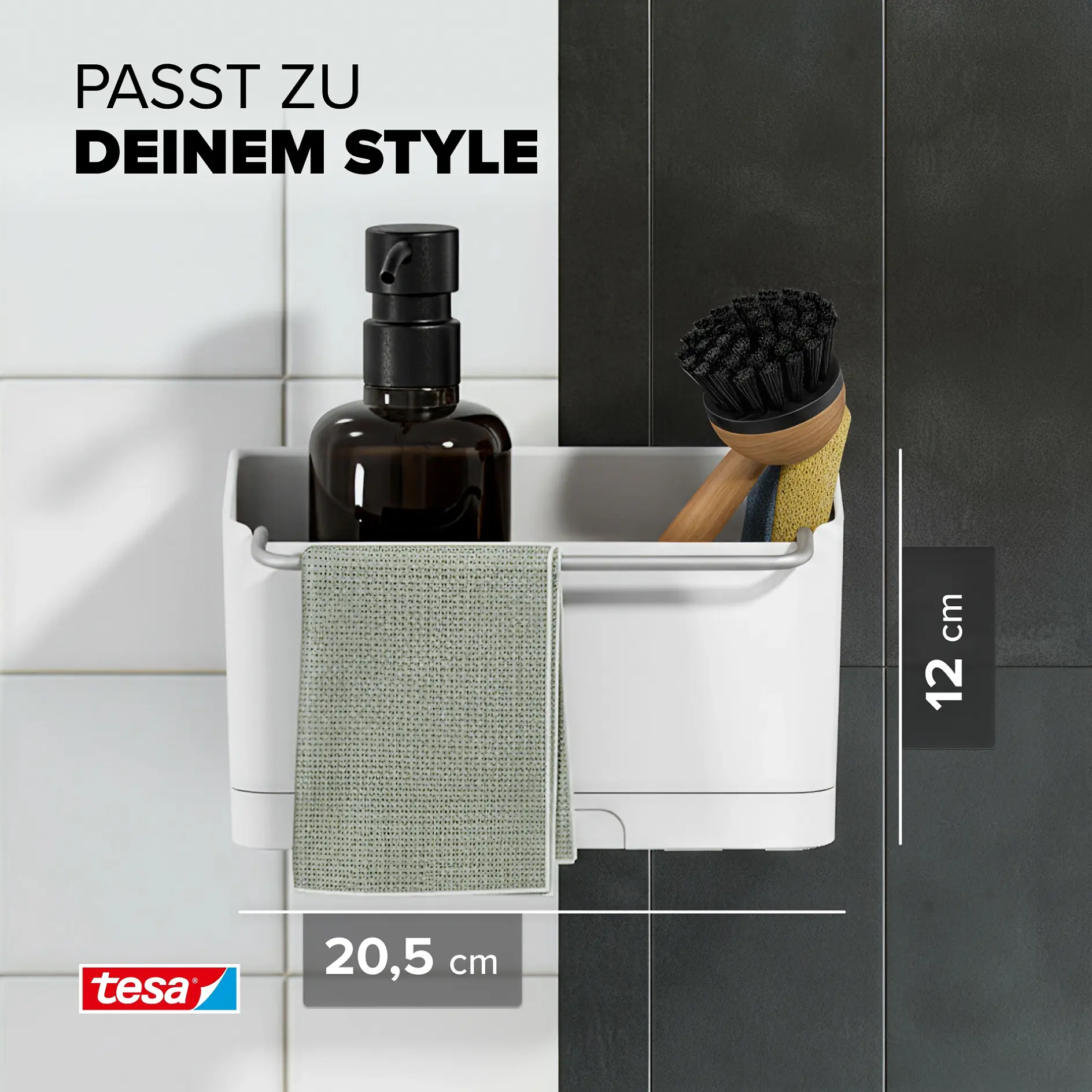 Ein weißer, an der Wand befestigter Behälter mit Tesafilm enthält eine braune Flasche, eine schwarze Bürste mit gelben Borsten und ein graues Tuch; 20,5x12 cm.