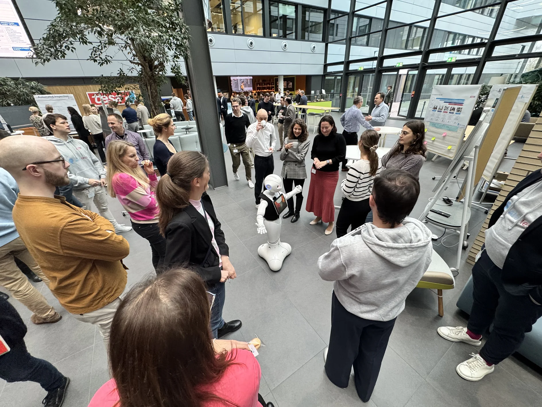 Beim ersten Global AI Day von tesa präsentieren Mitarbeitenden innovative KI-Anwendungen und tauschen sich über die digitale Strategie aus.