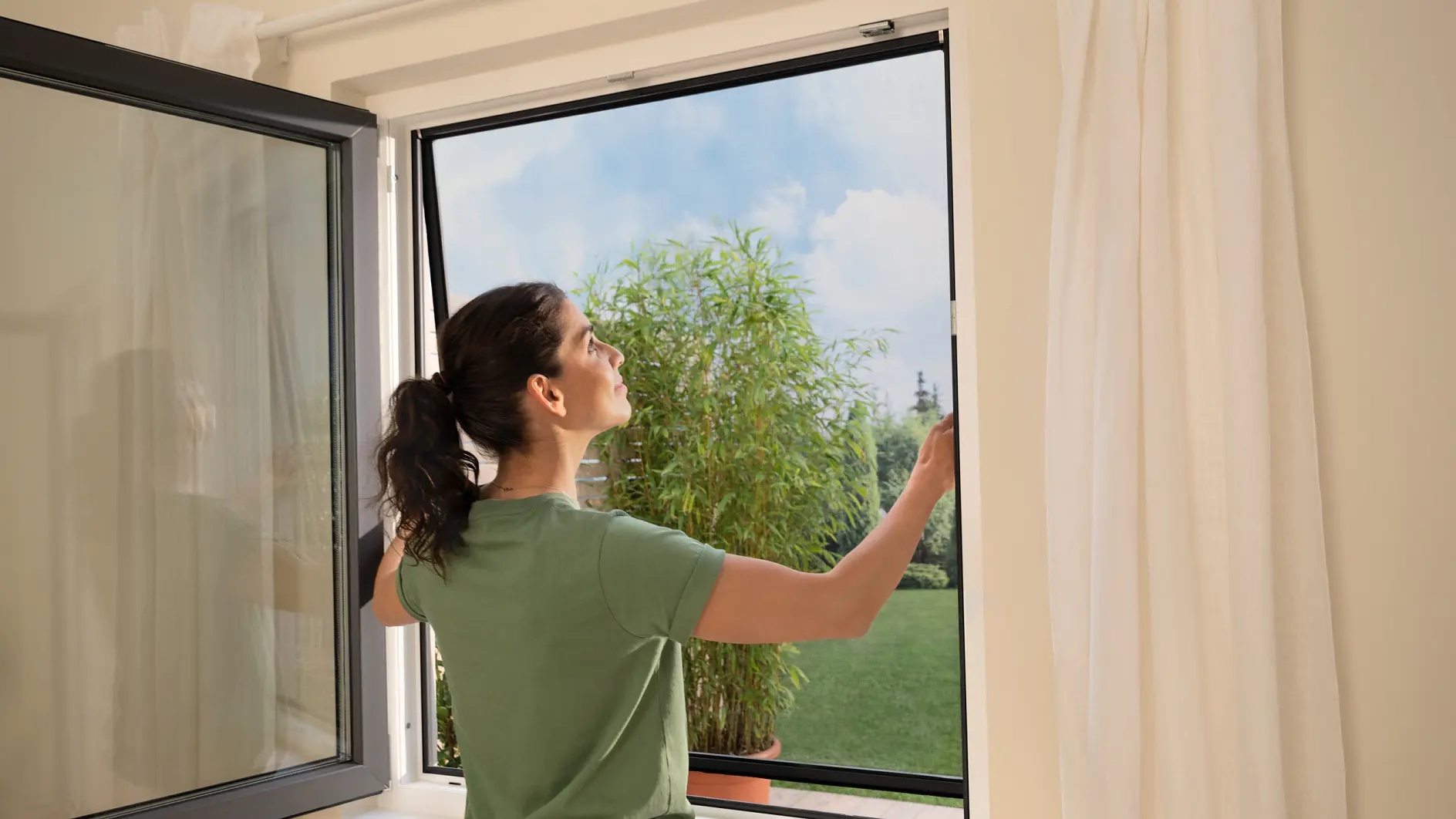 tesa_55195_16x9_model_ap_005