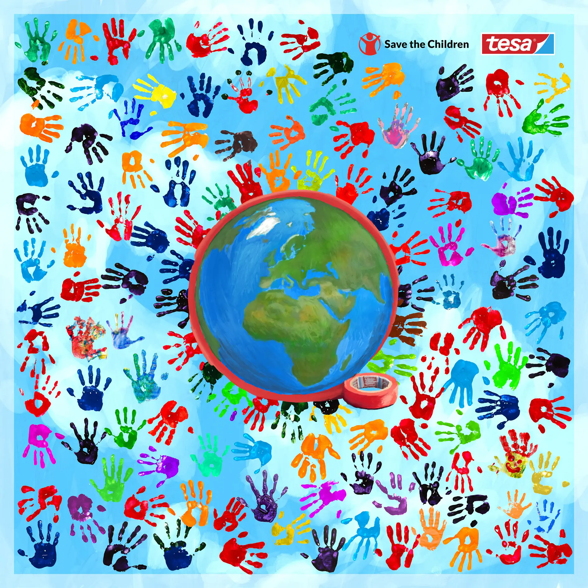 Eine Weltkugel steht mittig auf einem blauen Hintergrund mit bunten Handabdrücken. Die Logos von Save the Children und tesa befinden sich oben rechts, das tesa Band neben der Weltkugel. (This text has been generated by AI)