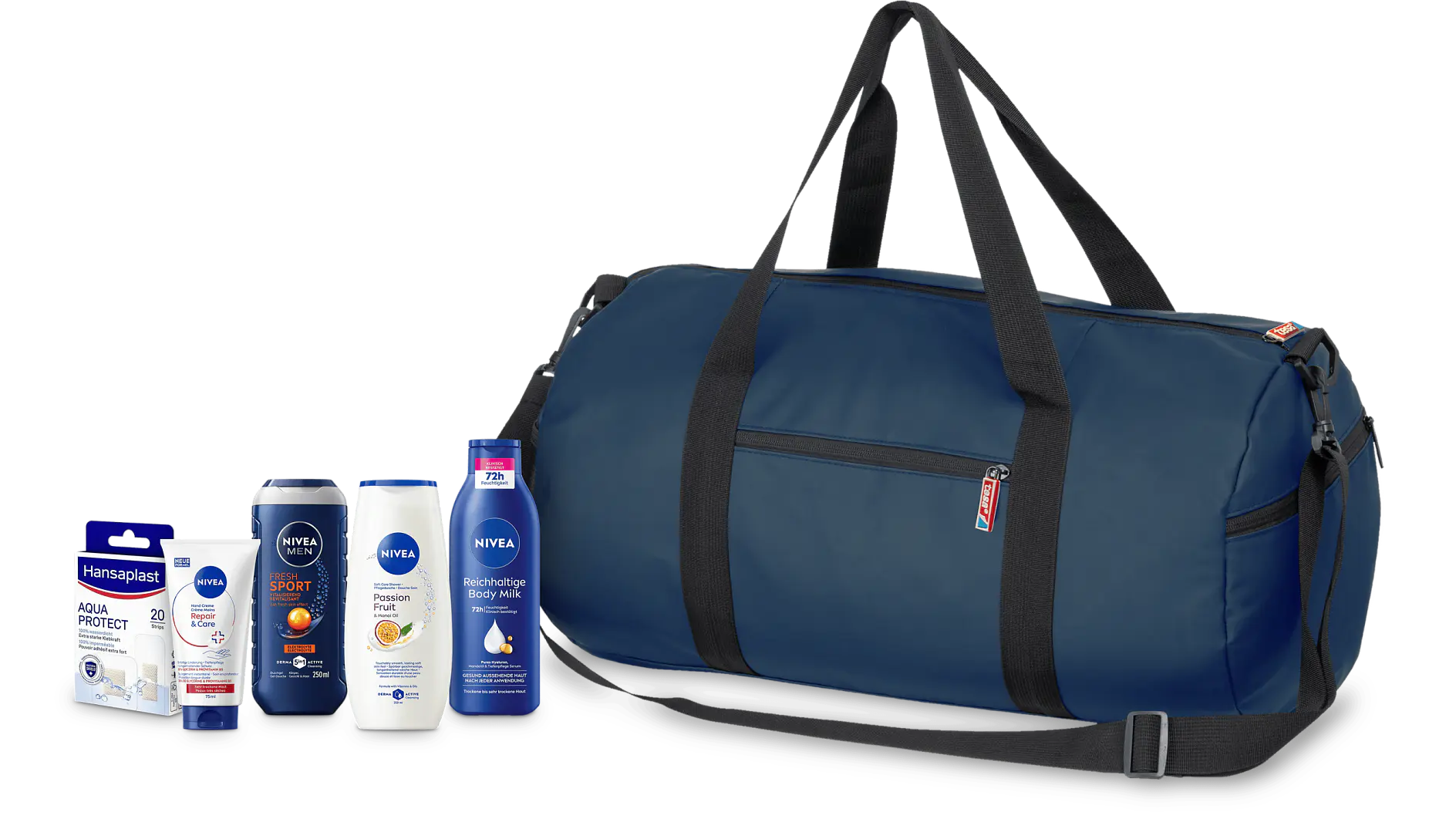 Neben sechs Körperpflegeprodukten, darunter Flaschen und eine Schachtel, die alle das Nivea-Logo tragen, steht eine dunkelblaue Reisetasche mit schwarzen Trägern. Zu den Gegenständen, die auf einem schlichten weißen Hintergrund in einer Reihe angeordnet sind, gehört auch eine Rolle tesa-Klebeband.