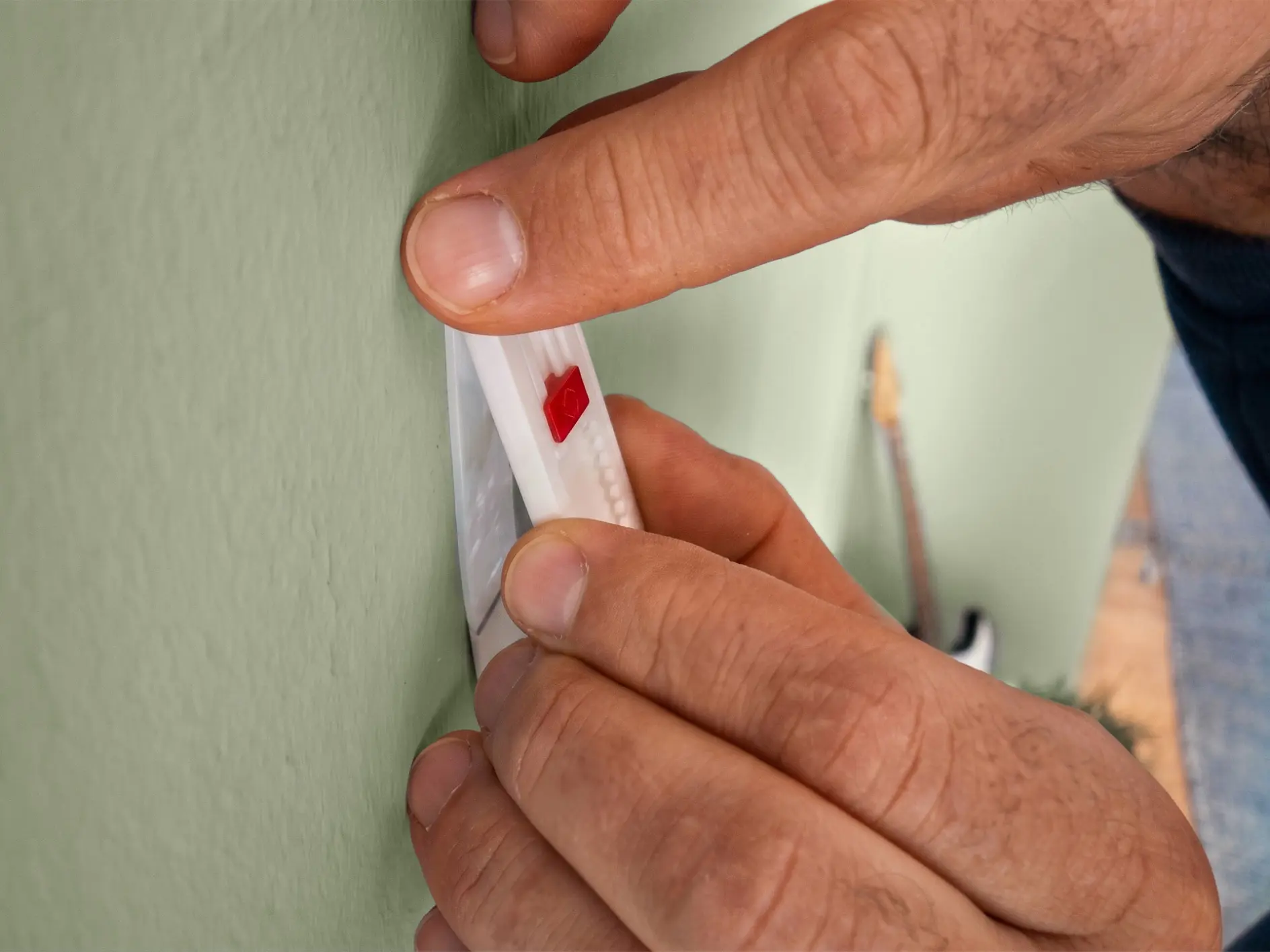 JN4011_bbdo_TESA_fixation_Campaign_Adhesive-Nail_11_online_DE_4K_Clean-(0-00-08-11)_cc01 1