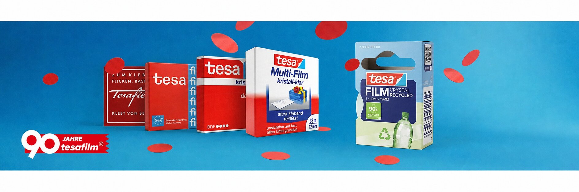 Fünf tesa-Klebebandprodukte stehen in einer Reihe auf einem blauen Hintergrund mit rotem Konfetti. In der unteren linken Ecke ist das „90 Jahre tesa“-Logo zu sehen, das auf die Feierlichkeiten zum 90-jährigen Jubiläum hinweist.