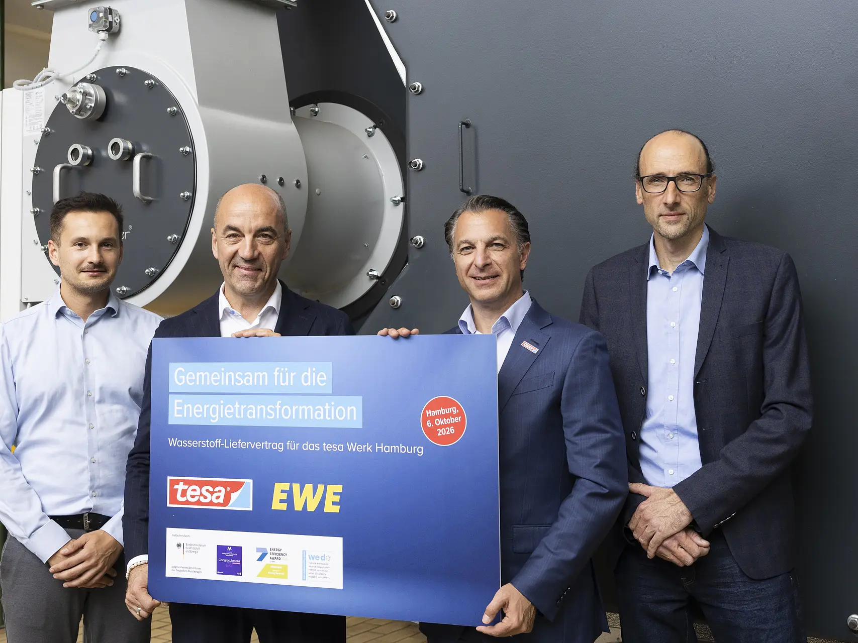 Im tesa Werk Hamburg besiegeln die Partner den Wasserstoff-Liefervertrag (v. l.): Tobias Moldenhauer, Leiter Wasserstoff bei EWE, EWE-CEO Stefan Dohler, tesa CEO Dr. Kourosh Bahrami und Hendrik Hundoegger, General Manager des tesa-Werks Hamburg. (©Anna Juretzka)