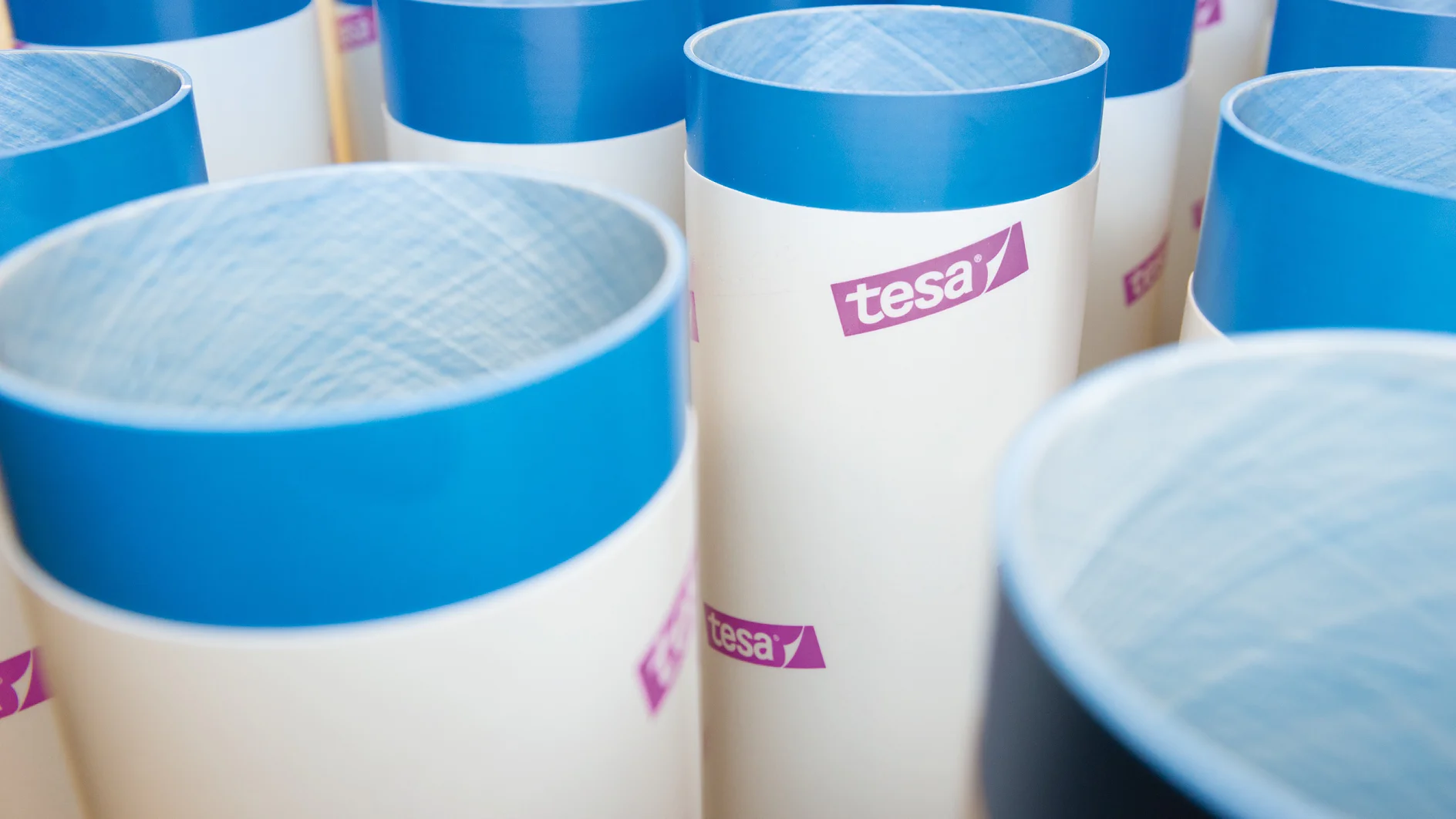 tesa Softprint® Τοποθέτηση κλισέ με αφρώδεις ταινίες