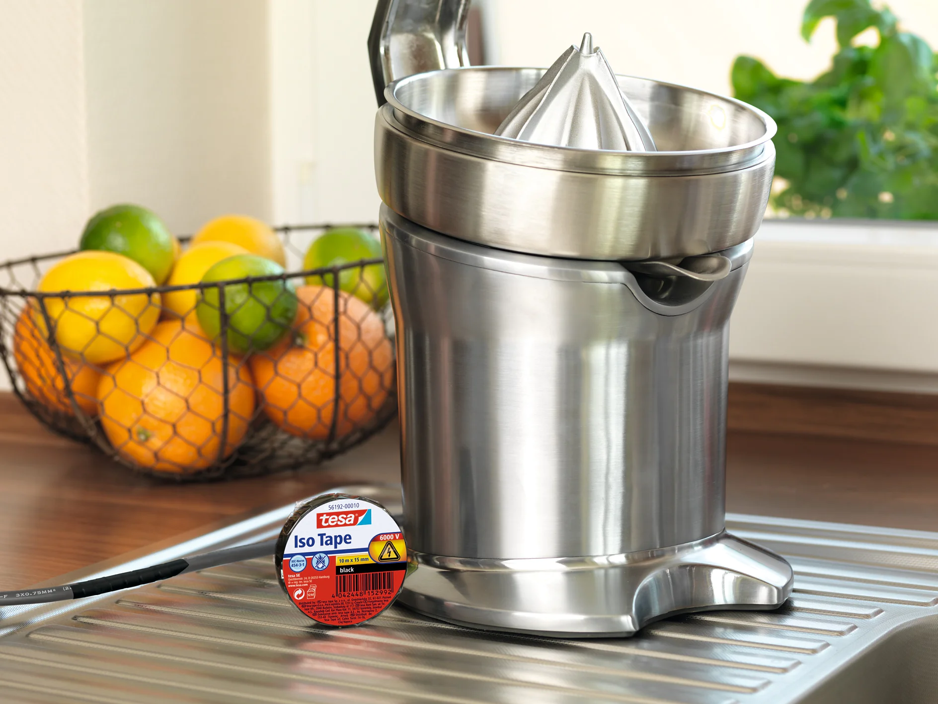 Με τις ηλεκτρομονωτικές ταινίες τις tesa, μπορείτε να επιδιορθώσετε μικρές ζημιές μόνοι σας!