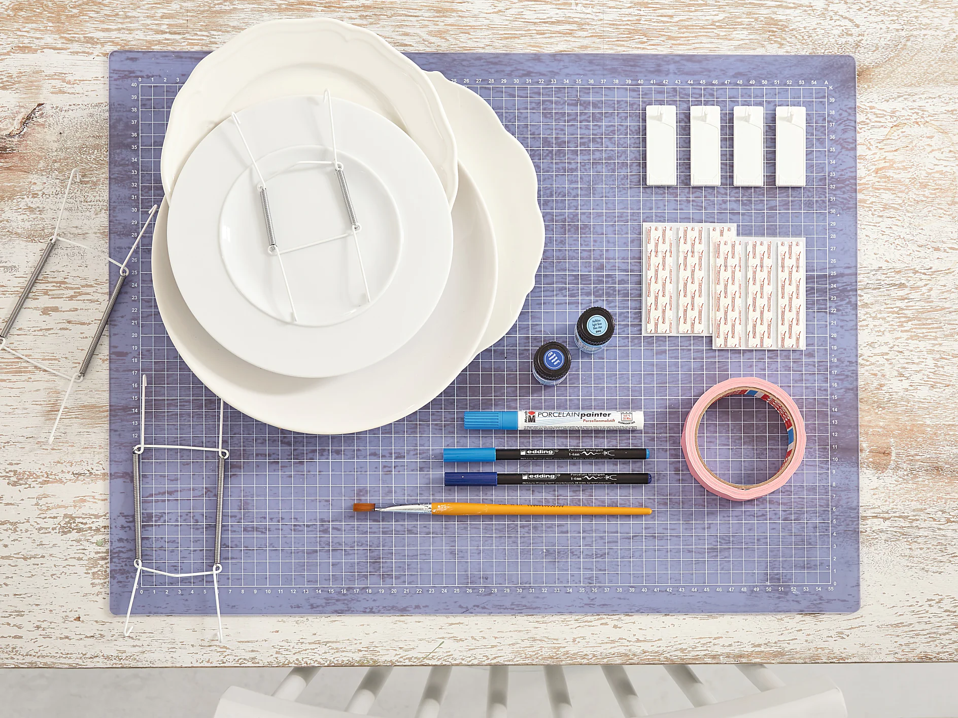 Materials needed for a DIY wall plates decoration Υλικά που χρειάζεστε για διακοσμητικά πιάτα τοίχου