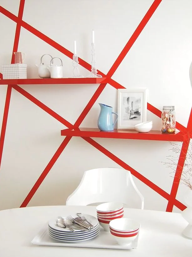 Red striped wall design with the help of tesa® masking tape. An innovative and unique wall design idea for your home.