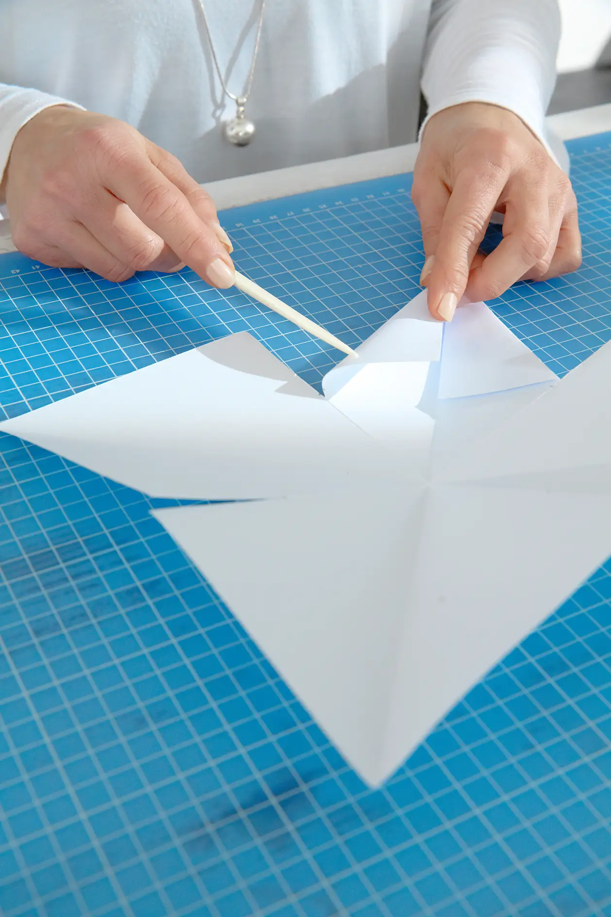 DIY Χάρτινα Αστέρια / Βήμα 7ο: Διπλώστε το χαρτί