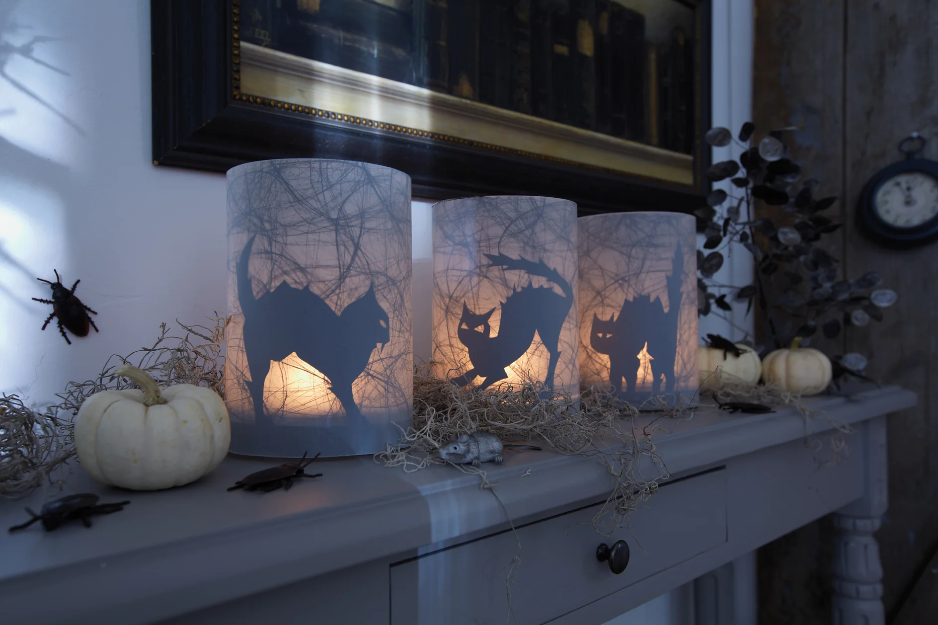 The lanterns you decorate yourself spread a genuine Halloween atmosphere and give spooky guests a huge fright.