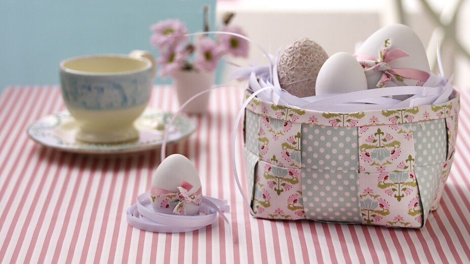 Τι όμορφο Πασχαλινό Καλάθι! Κανένας δεν έχει παρόμοιο - γιατί είναι χειροποίητο απο ύφασμα και ταινία.