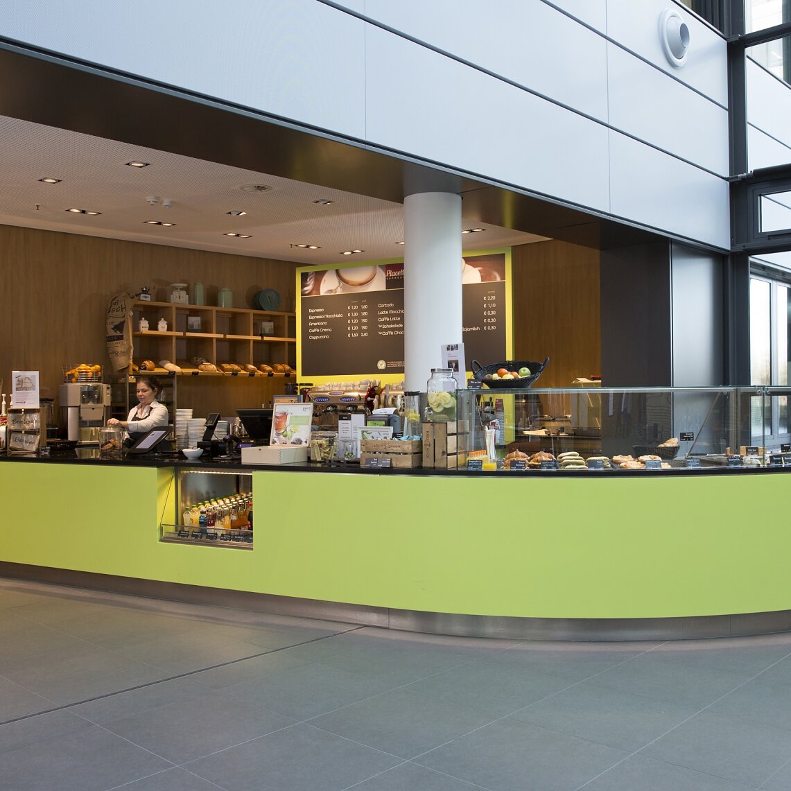 An unserer Barista-Bar erhalten Sie heiße Getränke, kalte Erfrischungen, frisch gebackenes Brot und Snacks. An unserer Barista-Bar erhalten Sie heiße Getränke, kalte Erfrischungen, frisch gebackenes Brot und Snacks.