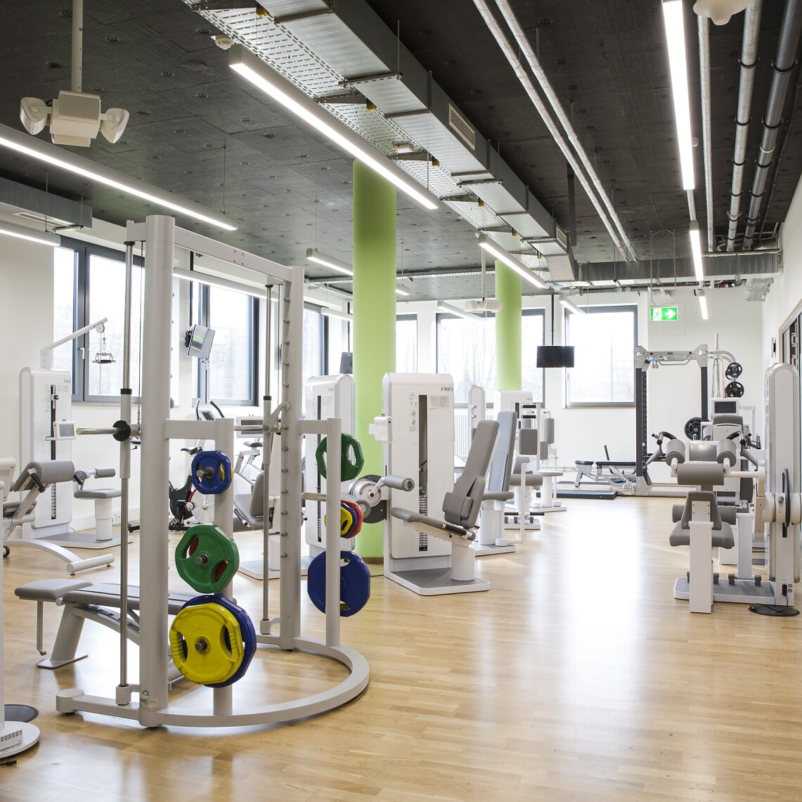 Für Sportbegeisterte steht unser hauseigener tesa sport club mit verschieden Kurs- und Trainingsangeboten zur Verfügung. Für Sportbegeisterte steht unser hauseigener tesa sport club mit verschieden Kurs- und Trainingsangeboten zur Verfügung.