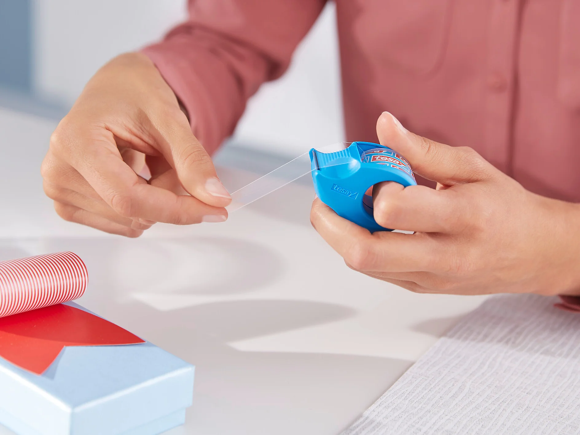 [en-en] Mini Dispenser blue + 1x tesafilm Crystal 10m x 19mm