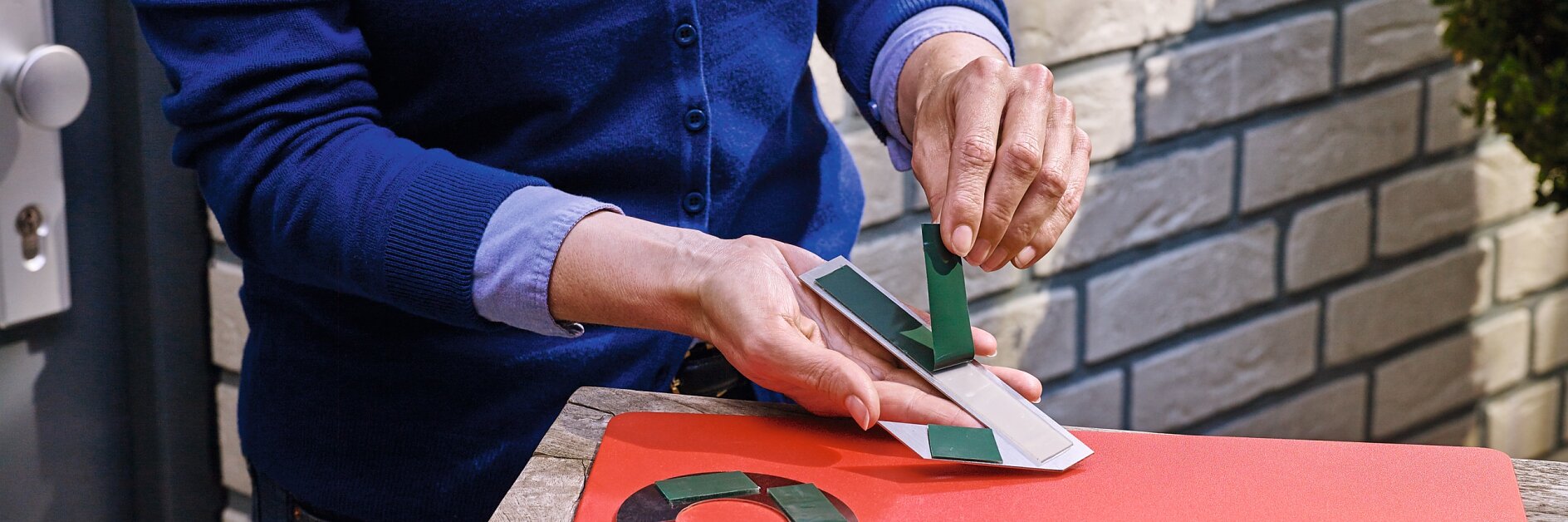 Mounting adhesive tapes for applications requiring particularly strong adhesive force.