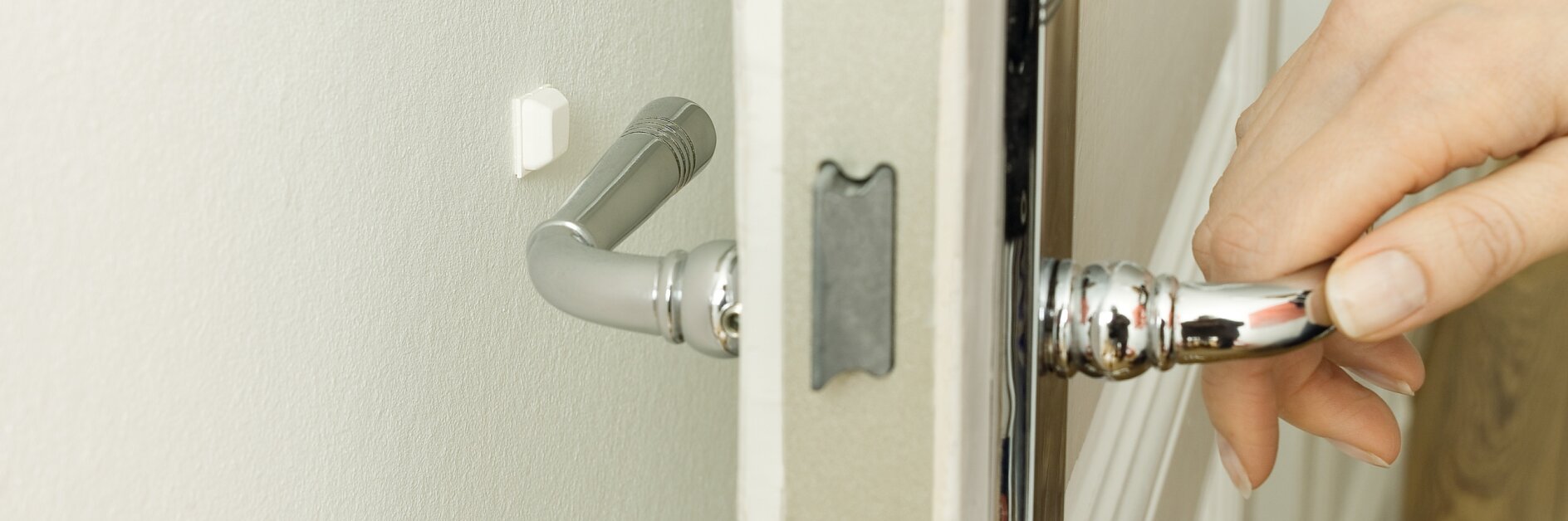 Protection against unattractive spots on walls with tesa protection buffers.