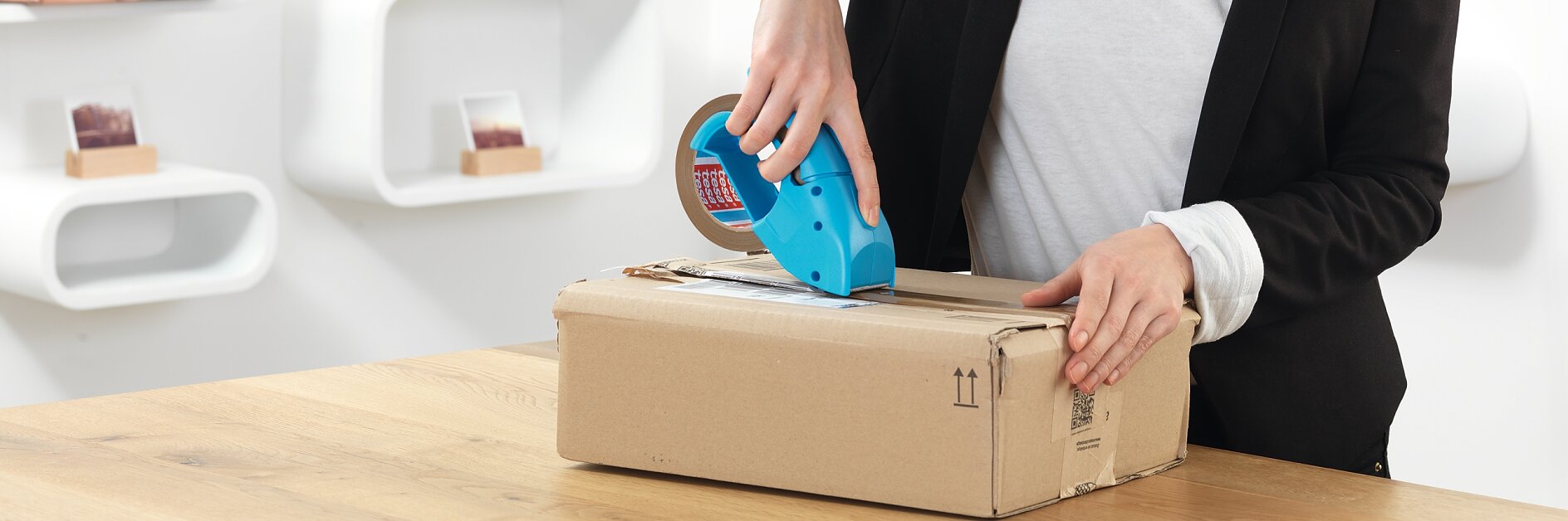 Handheld packaging dispenser for tesapack® packaging tapes