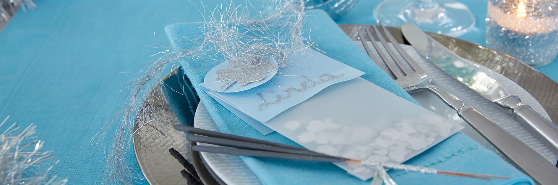 Place cards: Confetti for all guests! Once a year, we let paper snippets fly. They are packaged in small name tag sachets.