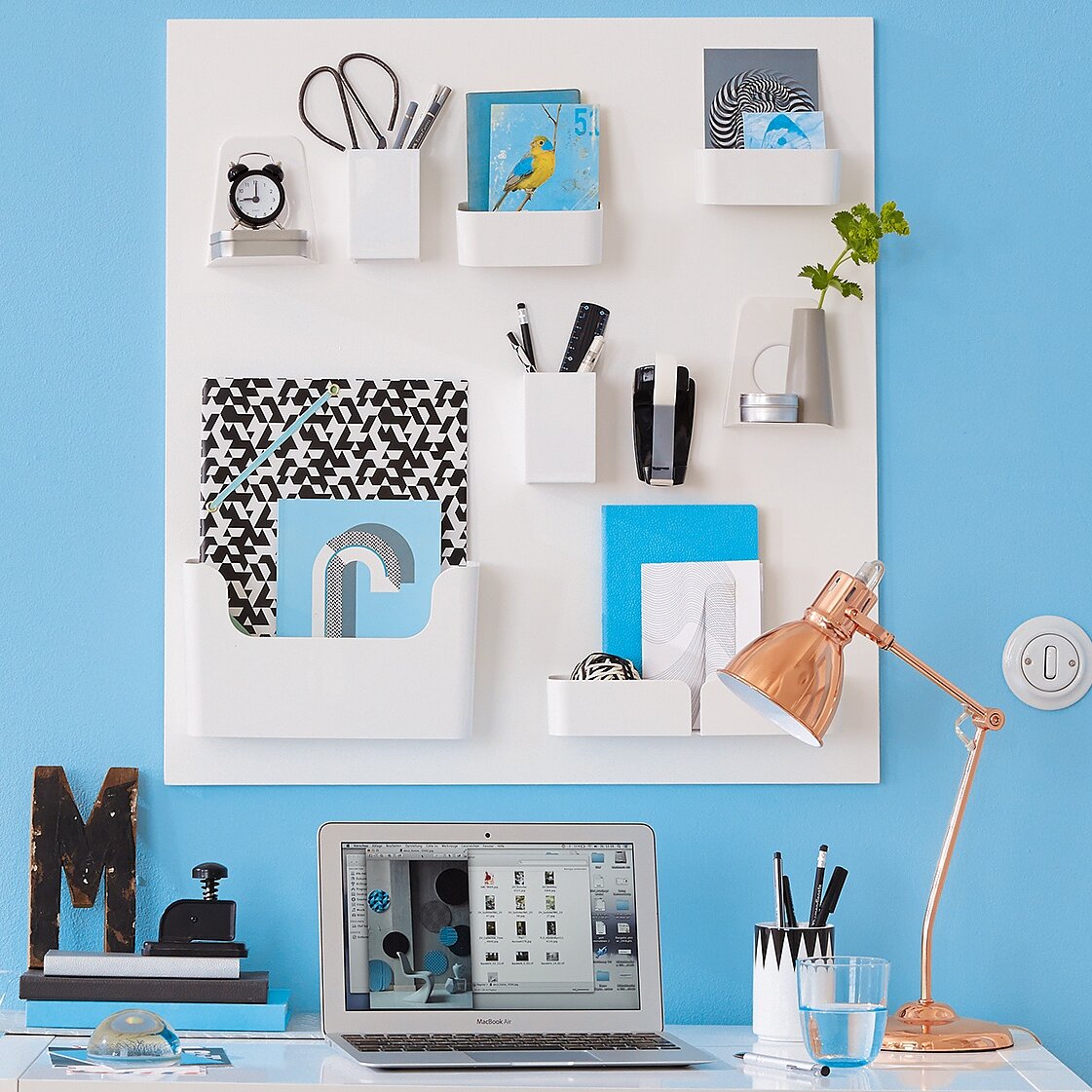 TESA_Powerbond_35683aq.jpg An organiser helps you get your life in order, and it's easier than you think to make. All you need is a wood panel and a few containers and shelves. And, thanks to tesa Powerbond®, you can be sure they'll all stick together.