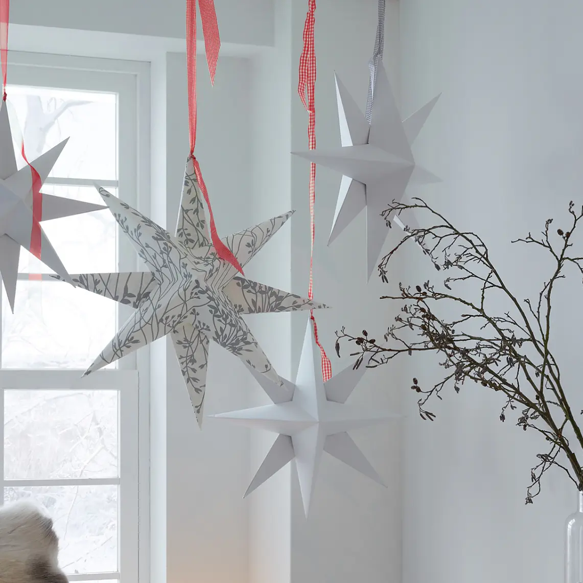 Achtung, Kuschelalarm! Über dem Lieblingsplatz schweben riesige Faltsterne aus festem Papier. Sie werden von Deckenhaken gehalten, die nach dem Fest wieder spurlos abgelöst werden können. Dazu gibt’s Tee, Kuchen und Kerzenlicht – kann die Adventszeit schöner sein?