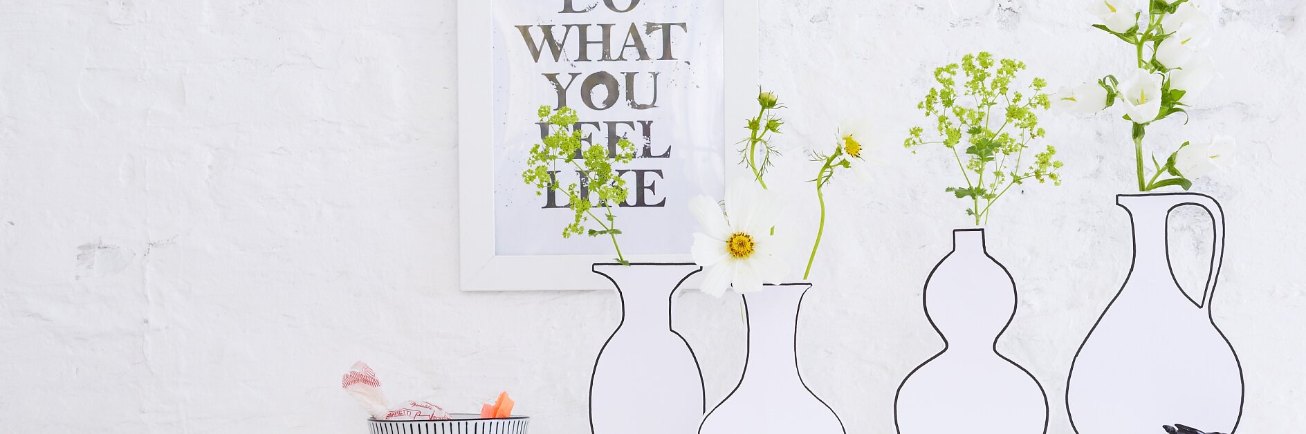 These vases are truly extraordinary - and you can make them in a jiffy: Behind the cardboard dummies, there are glass bottles for the flowers.