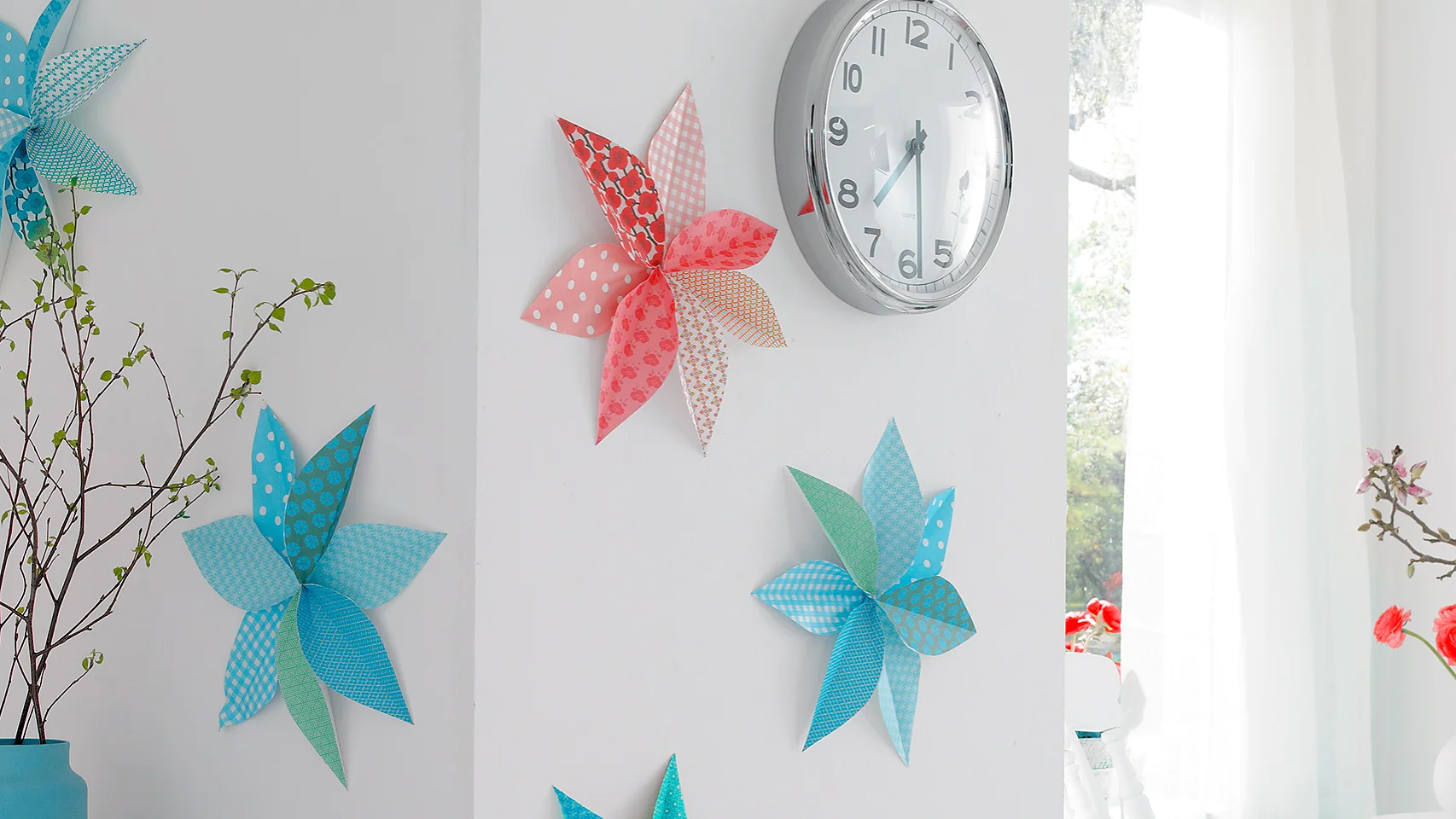 Forget wall tattoos - now your favorite paper designs can have their big moment: We'll mix them up, fold them into big flowers and hang them on the wall like pictures.