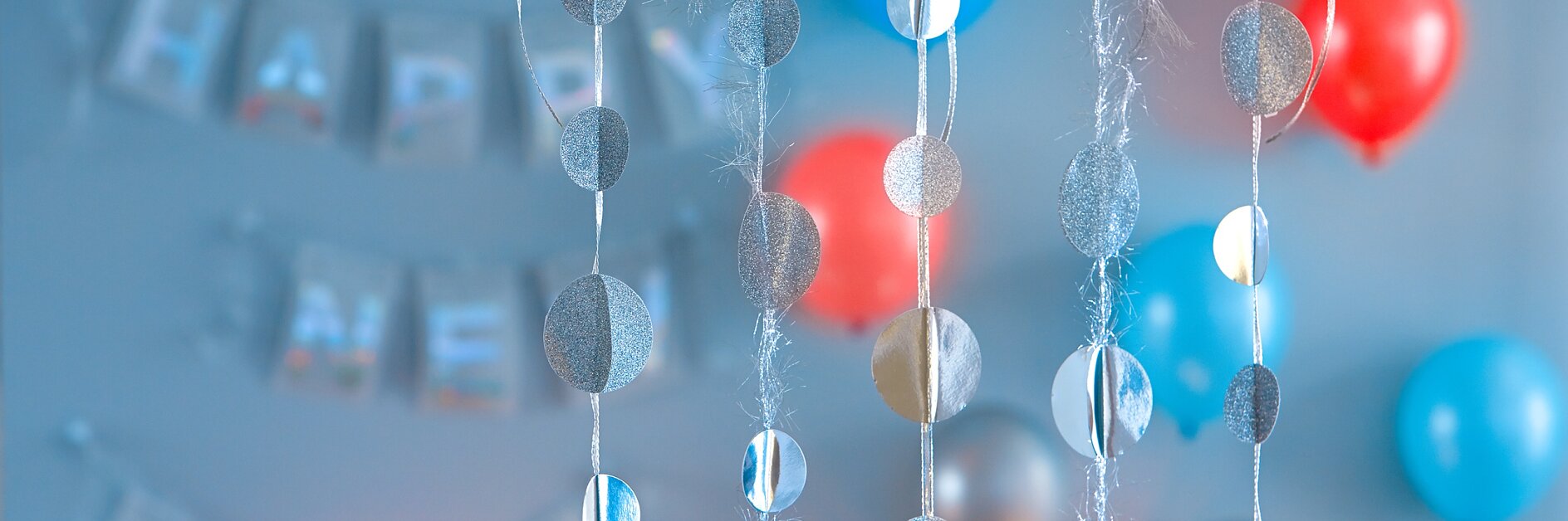 Just like a magic firework: Well, maybe the pearl garland will not shine as dazzlingly, but it sparkles prettily, is environmentally friendly and much cheaper.