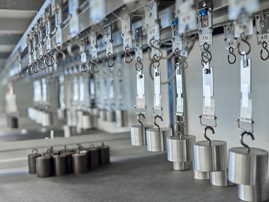 Shear resistance test tesa research and development Shear resistant test at tesa R&D laboratories
