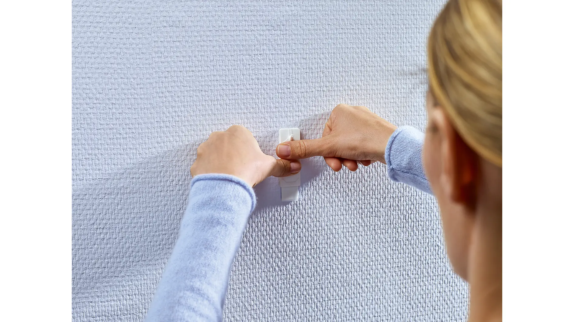 tesa Smart Mounting System Adhesive Nail 1kg Step 8 of 11 wallpaper