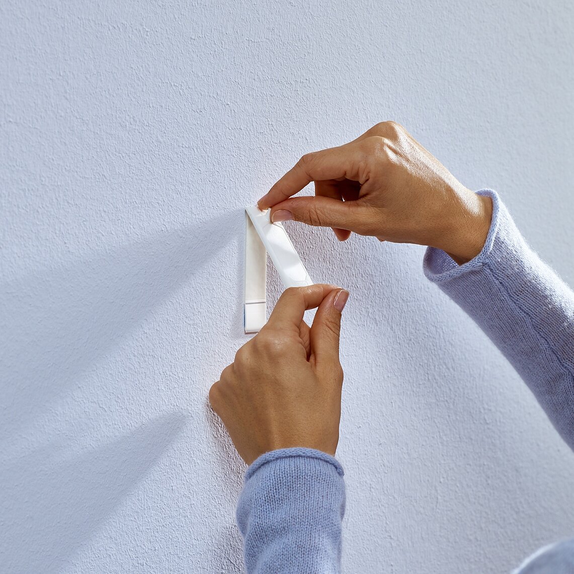 Attaching tesa® Adhesive Nails for Wallpaper & Plaster 1kg. Attaching tesa® Adhesive Nails for Wallpaper & Plaster 1kg.