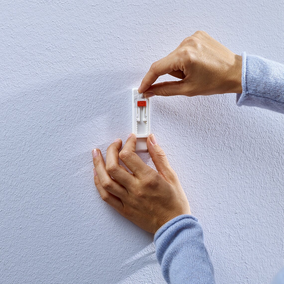 Adjusting tesa® Adjustable Adhesive Nails for Wallpaper & Plaster 1kg. Adjusting tesa® Adjustable Adhesive Nails for Wallpaper & Plaster 1kg.