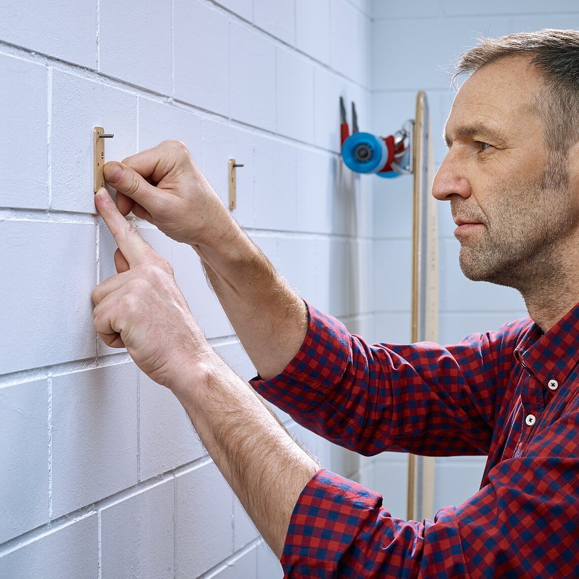 Positioning the tesa® Adhesive Screw Rectangular for Brick & Stone 10kg. Positioning the tesa® Adhesive Screw Rectangular for Brick & Stone 10kg.