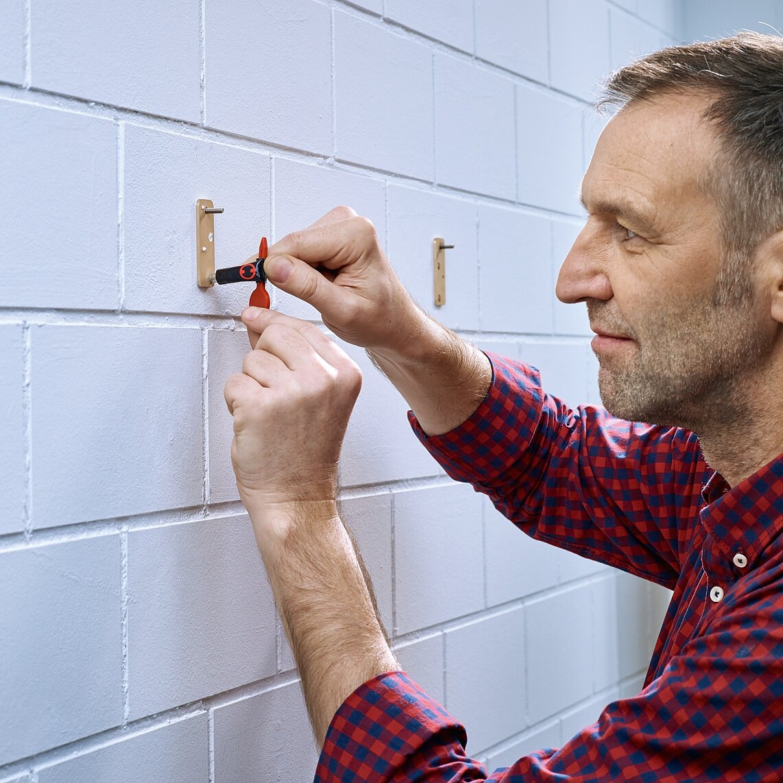 Applying the adhesive for the tesa® Adhesive Screw Rectangular for Brick & Stone 10kg Applying the adhesive for the tesa® Adhesive Screw Rectangular for Brick & Stone 10kg
