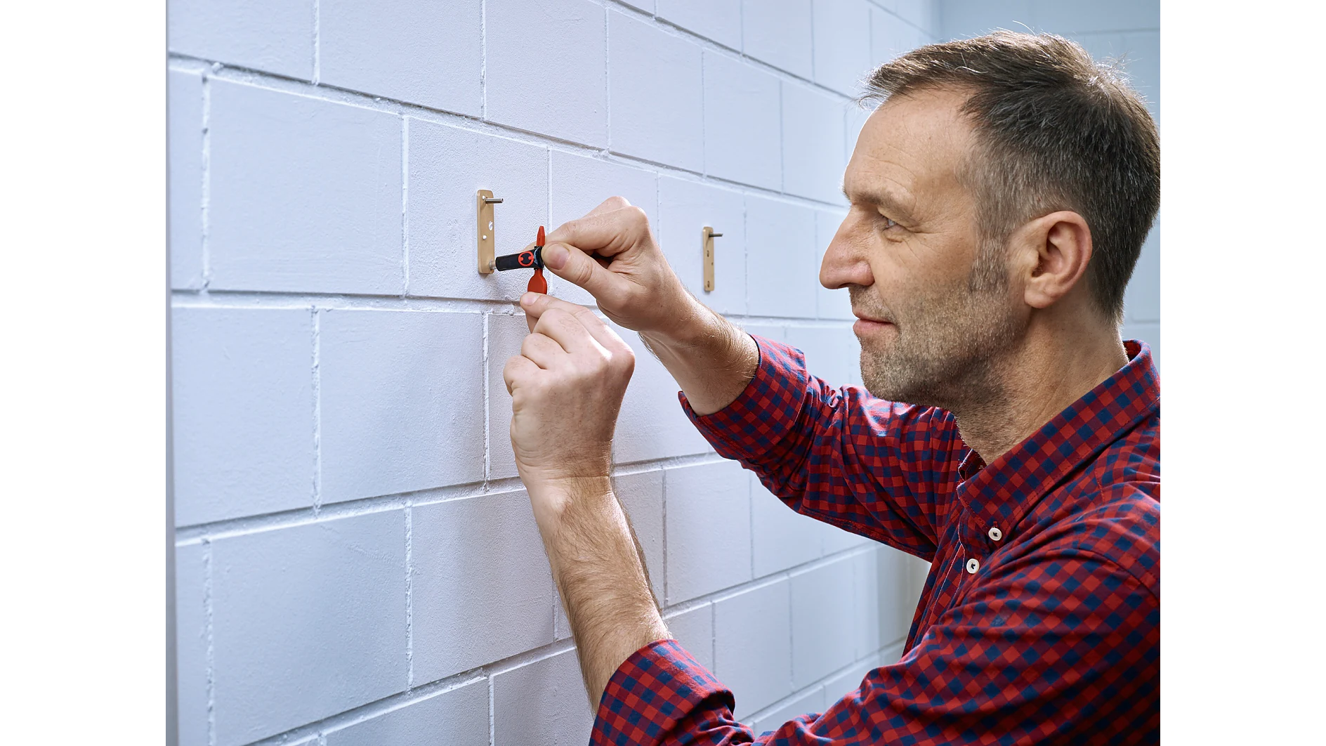 Applying the adhesive for the tesa® Adhesive Screw Rectangular for Brick & Stone 10kg