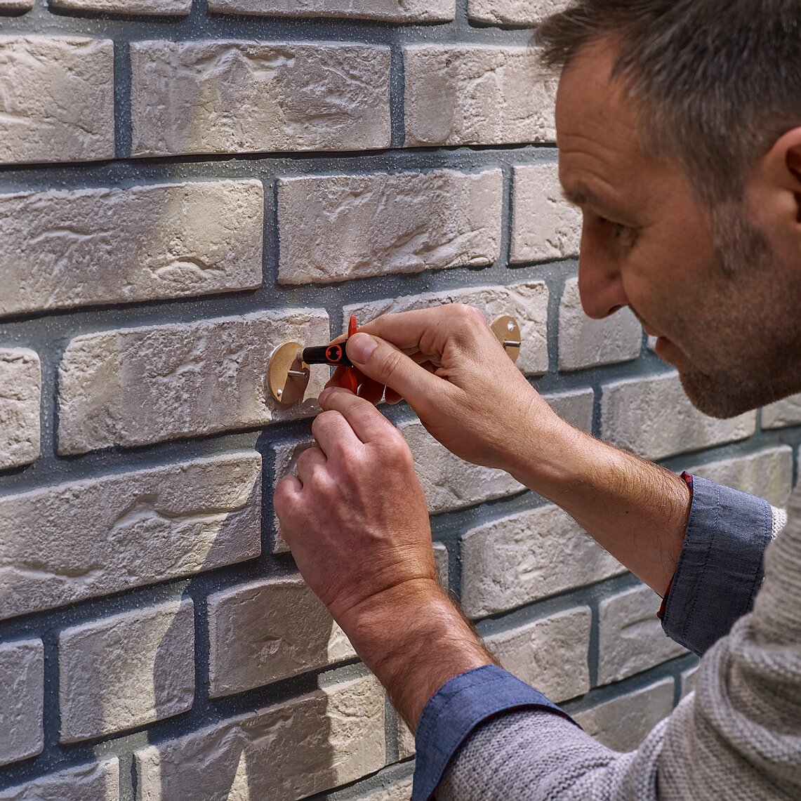 Applying the adhesive to a tesa® Adhesive Screw Round for Brick & Stone 10kg. Applying the adhesive to a tesa® Adhesive Screw Round for Brick & Stone 10kg.