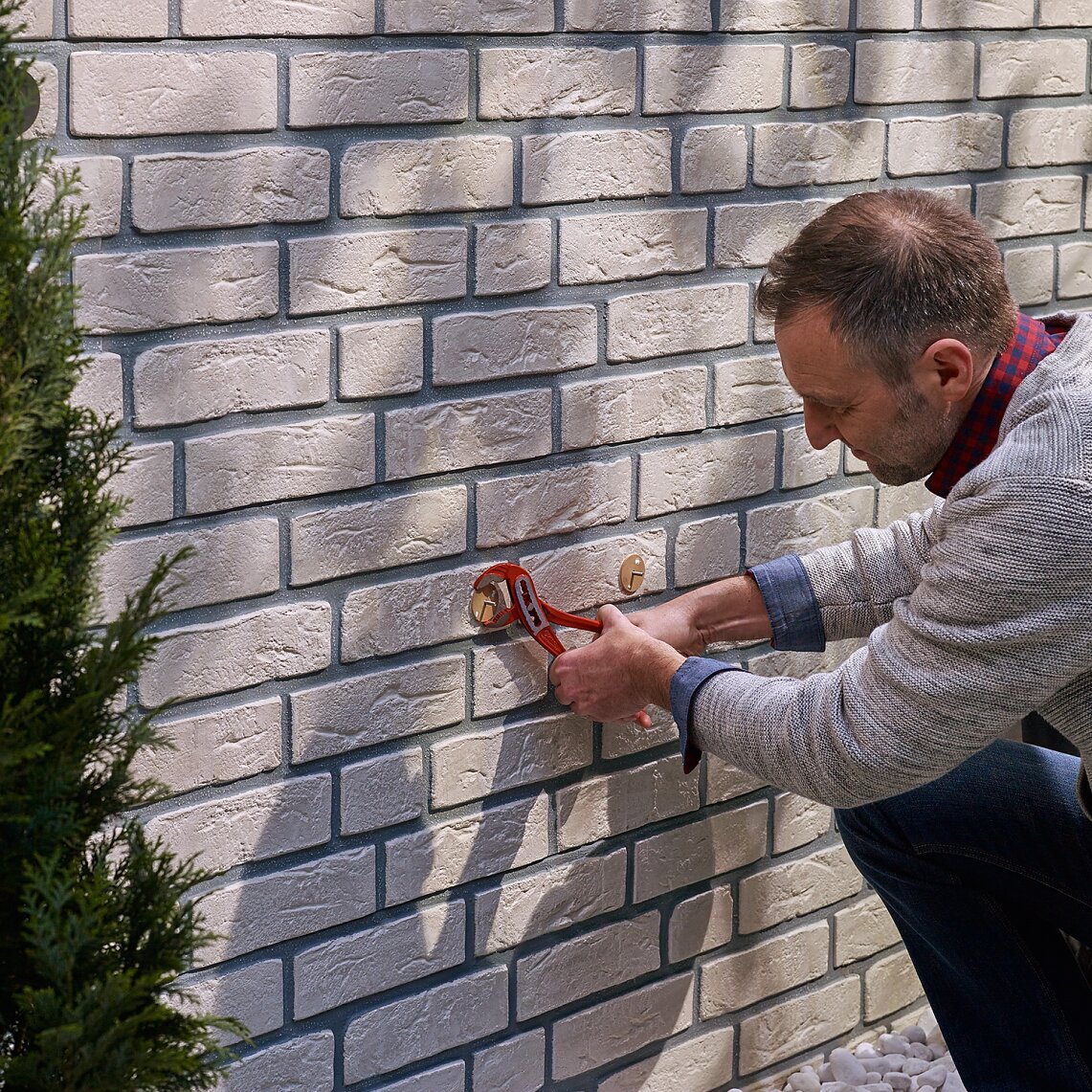 Removing a tesa® Adhesive Screw Round for Brick & Stone 10kg. Removing a tesa® Adhesive Screw Round for Brick & Stone 10kg.