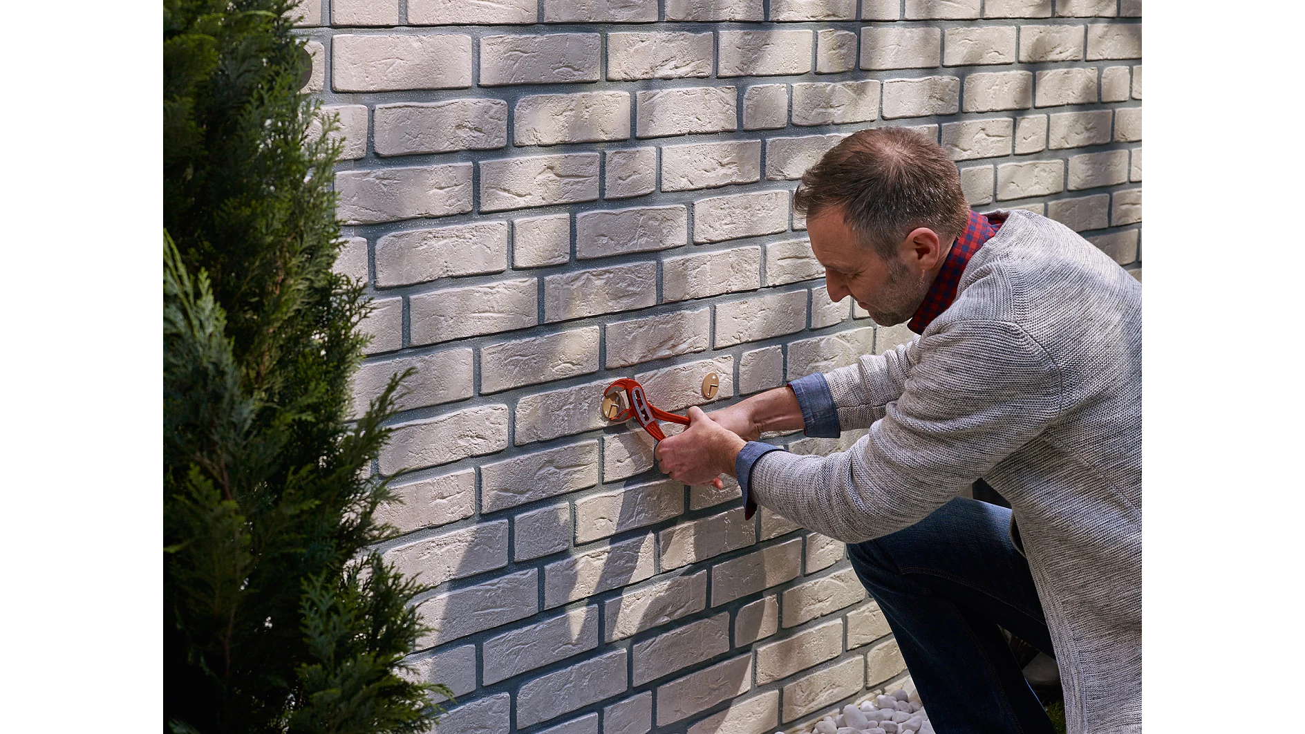 Removing a tesa® Adhesive Screw Round for Brick & Stone 10kg.