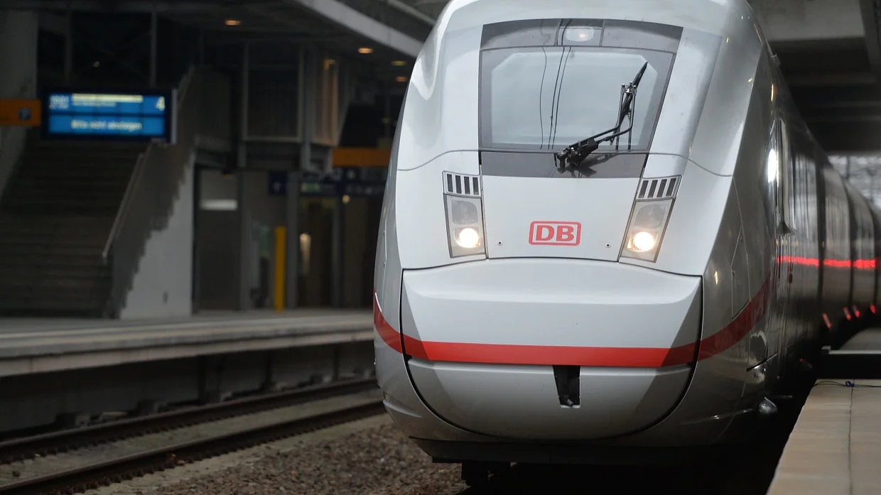 <p><strong>Flottentaufe in Berlin: Der ICE 4 kommt!</strong></p> <p><strong>ICE 4 startet neue Ära im ICE-Verkehr der Bahn</strong></p> <p>(Bahnhof Berlin Südkreuz)</p> <p>&nbsp;</p>