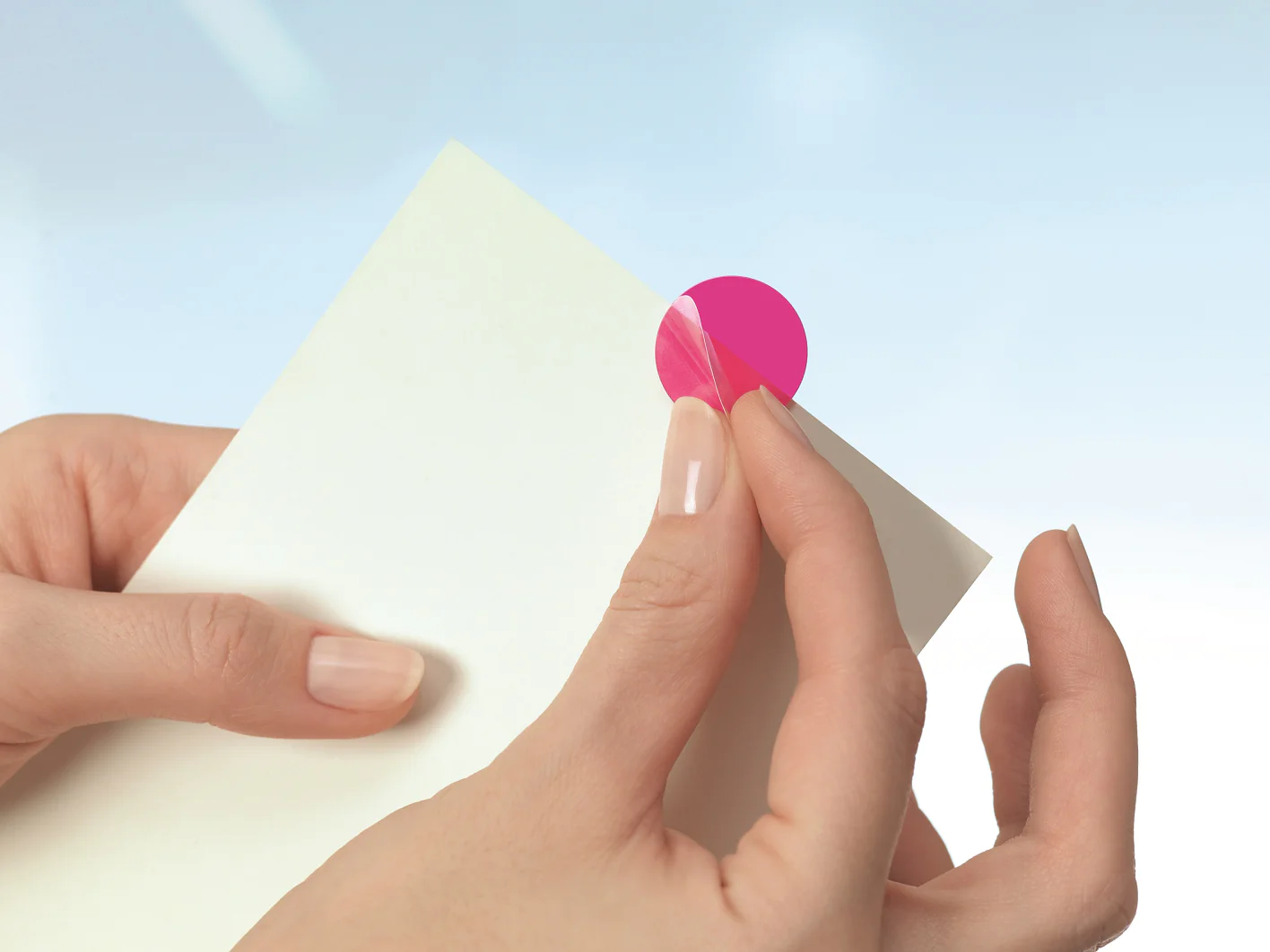 Colourful helpers that attractively attach pictures and notes. The double-sided adhesive pads are available in three shapes in pink and blue.